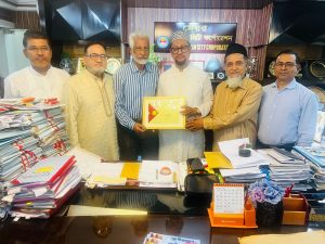 চট্টগ্রাম সিটি কর্পোরেশনের মাননীয় মেয়র ডা: শাহাদাত হোসেন মহোদয়ের নিকট রোগীকল্যাণ বার্তার ৪র্থ সংখ্যা হস্তান্তর
